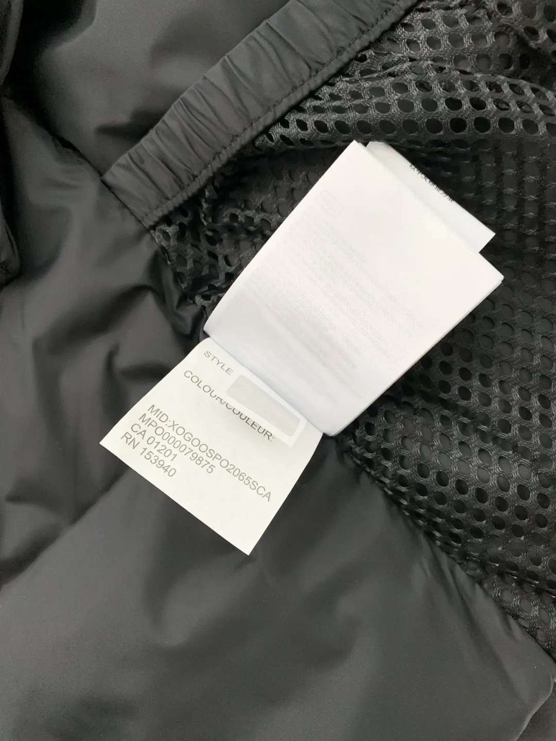 P780 Fake model pictures were taken at home. Colleagues please do not pass them off as stolen pictures! Style number: Y60-🇨🇦CANADA GOOES 24 new styles 08 styles/couple styles Factory direct supply: supplying global purchasing agents, micro-businesses, entities, Tmall, high-end stalls and studio cooperation, free shipping! Canada Goose Expedition Parka 2008 is the same style for men and women. It is mid-length and the most timeless classic. All Arctic and Antarctic scientific expedition teams choose Canada Goose as their cold-proof equipment. It is the Rolls-Royce of down jackets. ➖ Industry-leading anti-counterfeiting chip sensing. ➖ Imported Behringer embroidery machines and customized embroidery labels, the highest level and industry leading. ➖ Imported Korean 21-count polyester-cotton blended original fabric, TC85 waterproof coated fabric, water-repellent, windproof and wear-resistant. ➖ The new national standard 80 white duck down is filled with an average of 520 grams of down. The amount of down filled is industry-leading. ➖ 100% nylon lining with double double-layer sealing design to prevent velvet running, and seamless thread design on the cuffs! ➖ Western Canadian Green Wolf Collar. ➖ Yoshida YKK provides original factory-customized electroplated sliders. YKK two-way lockable zippers are tight and smooth and do not peel off paint. ➖ 3M composite Velcro is durable and the accessories and hardware are all custom-made. Note: Our copywriting is only simple and clear. Instead of bragging about the copywriting, it is better to compare and understand with samples. Only for the purest goose, the most dedicated, the most professional, the highest quality, the highest cost performance! Color: white red blue gray camouflage navy black SIZE:XS-XXL